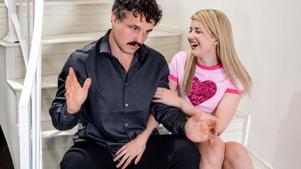 Aesthetic lusty babe Dez Hansen is enjoying sucking on the knees
